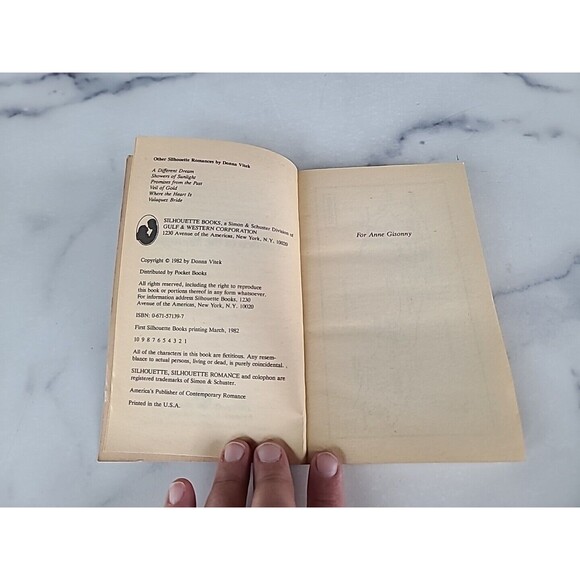 Vitek, Donna - Garden of the Moongate - Silhouette Publishers - #139- Paperback - Picture 4 of 10